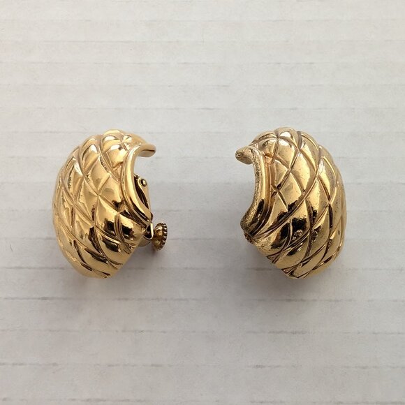 NAPIER Vintage Textured Smooth Gold Tone Screwback Clip On Earrings - Picture 6 of 11